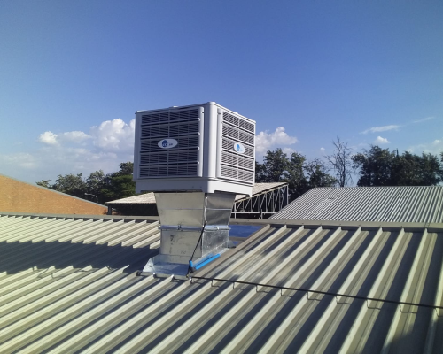 Evaporative cooling unit on commercial roof