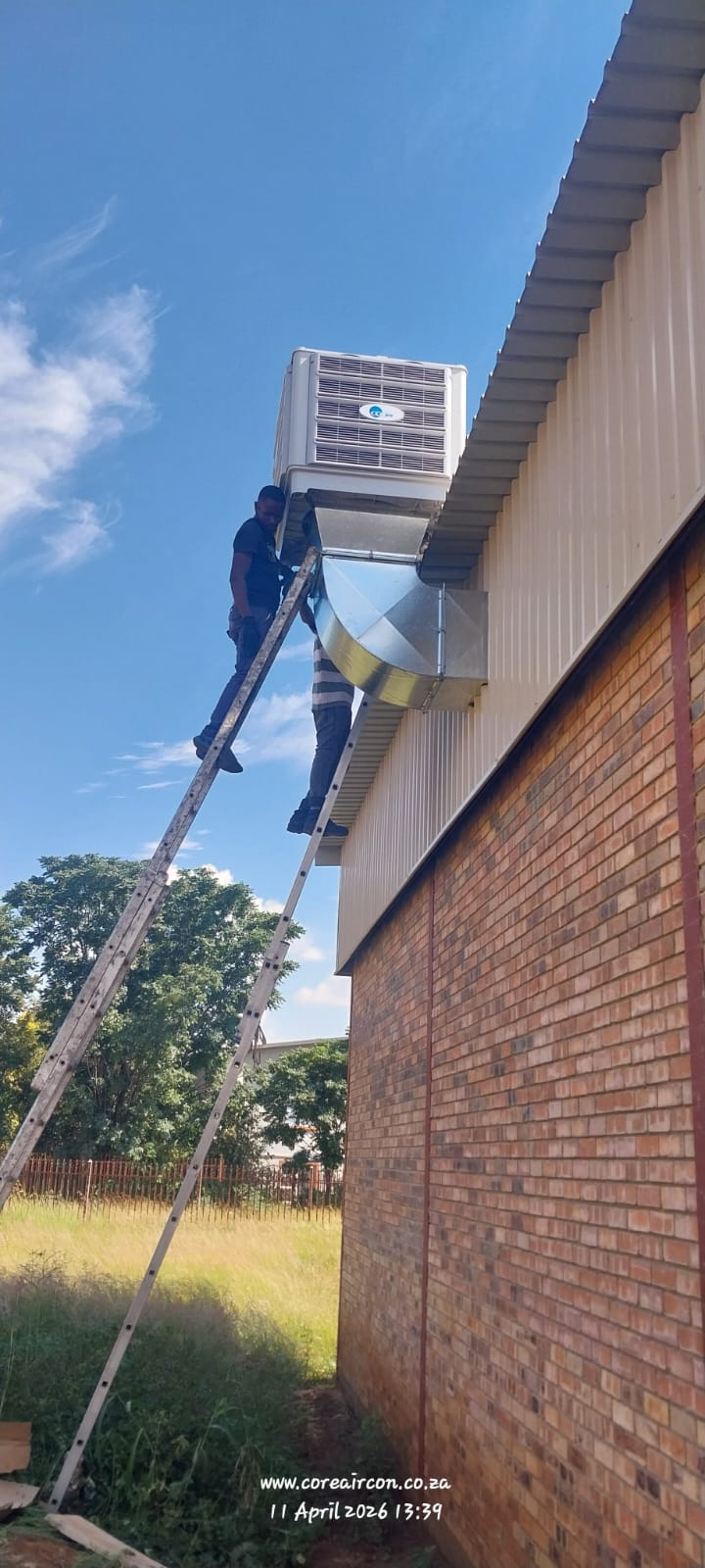 Evaporative cooling unit and duct installation